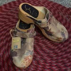 Cape Clogs Leather Floral Print Size 40